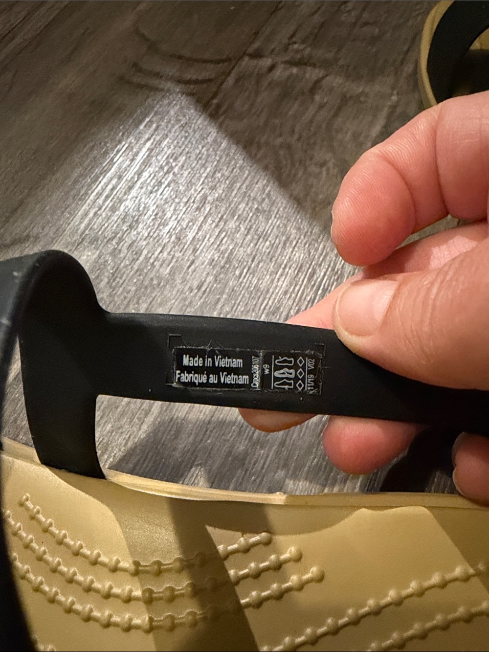 NWOT CROCS Women’s Black and Tan Strappy Slingback Sandal - Picture 6 of 7